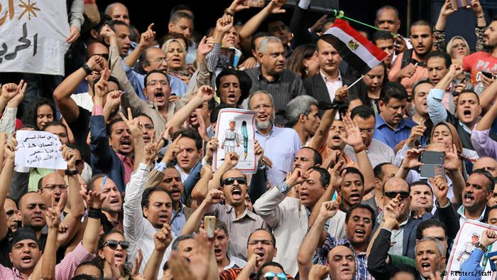 Egyptian journalists call for removal of interior minister, vow to ban minister`s name